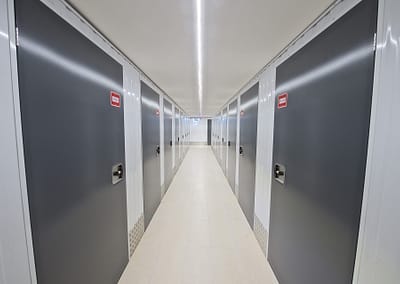 Corridor d'accès aux cellules de self-stockage - Maxi Stockage Uvrier/Sion (Valais)