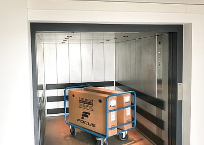 Ascenseur et chariot à disposition pour faciliter la manutention de vos affaires dans nos locaux de self-stockage - Maxi Stockage Uvrier/Sion (Valais)